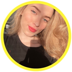 Hej! Jag heter Pihla Koskelo och kommer från Uleåborg. Jag växte upp i en helt finskspråkig familj. Jag var inte bra på språk i skolan och det kändes att jag kommer aldrig att lära mig språk.